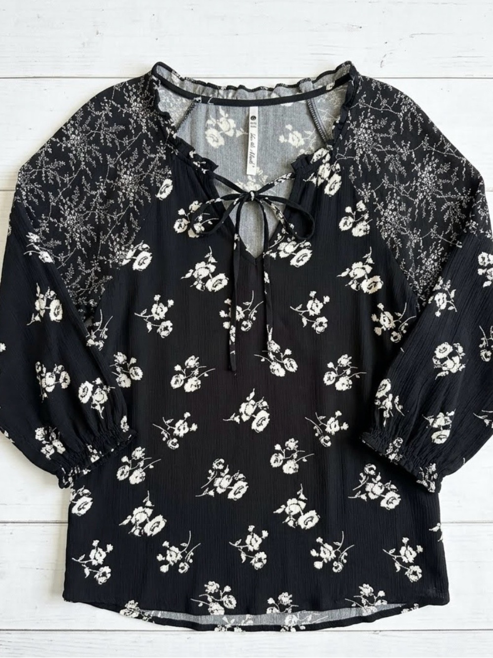 Leo & Nicole Women's Black Floral V-Neck Boho Blouse Size Medium